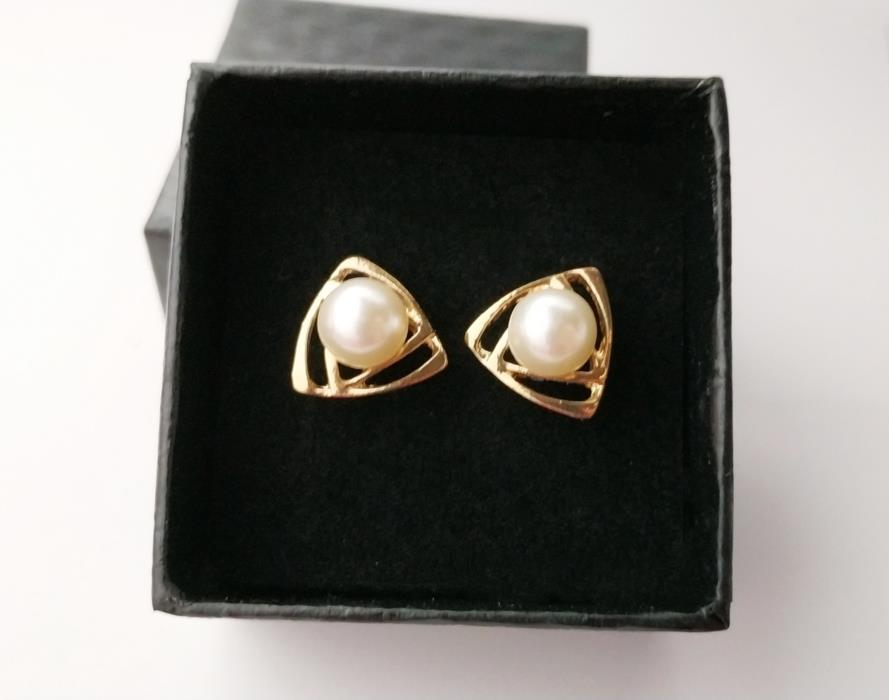 Треугольные золотистые серьги с еко жемчугом - изображениe 2