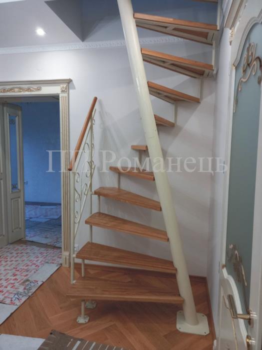 Гвинтові сходи з нахиленою віссю та дубовими сходинками сходи 1м2 лестница 1м2