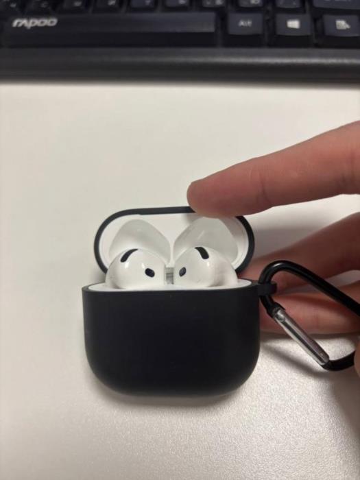 Продаю навушники Apple AirPods 4 в хорошому стані  4500 грн